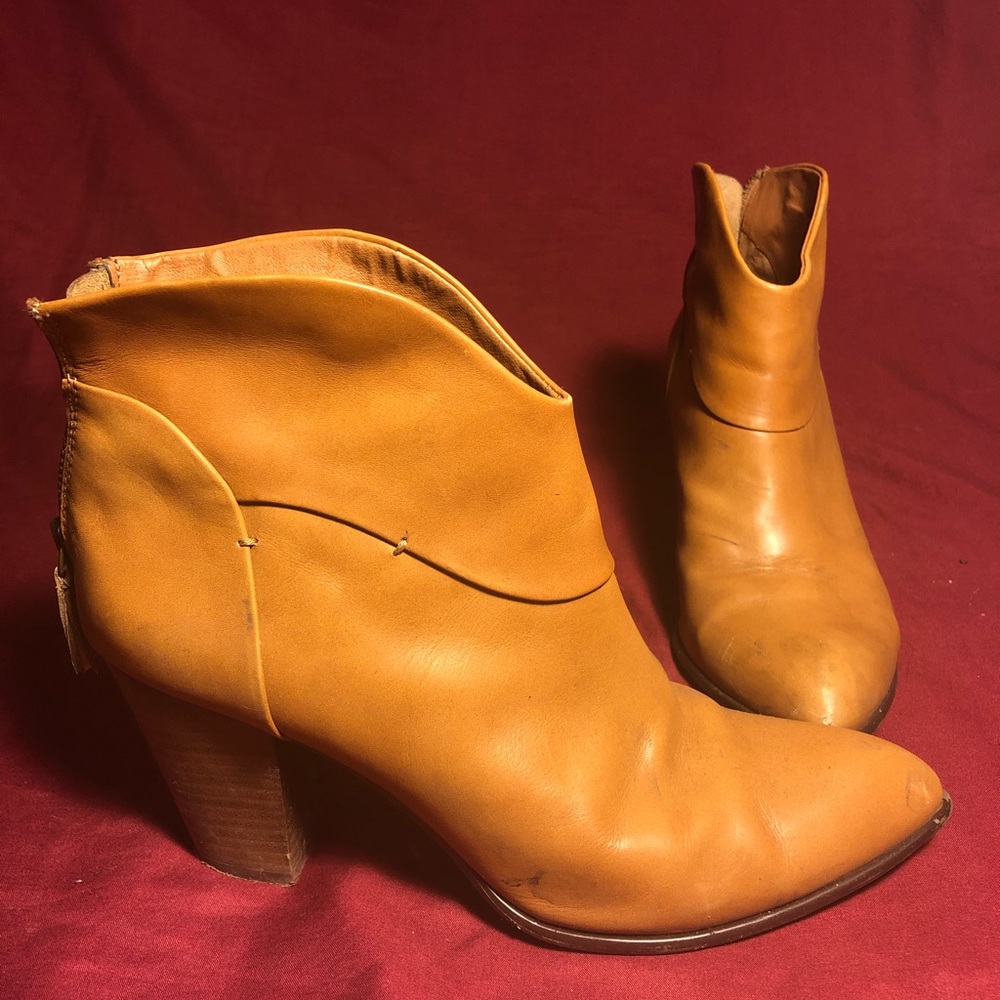 B. MAKOWSKY light brown leather boots